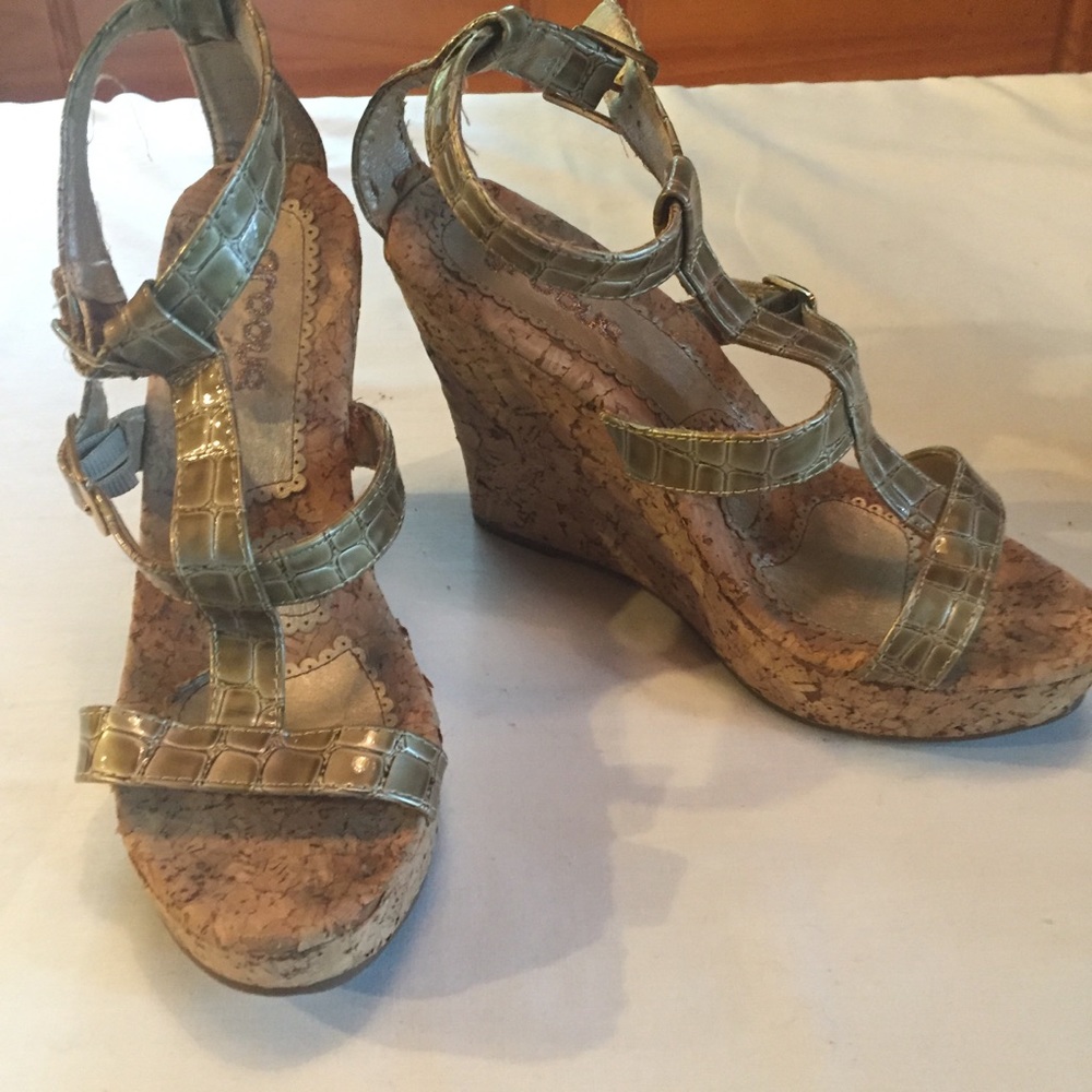 Groove gold wedges.